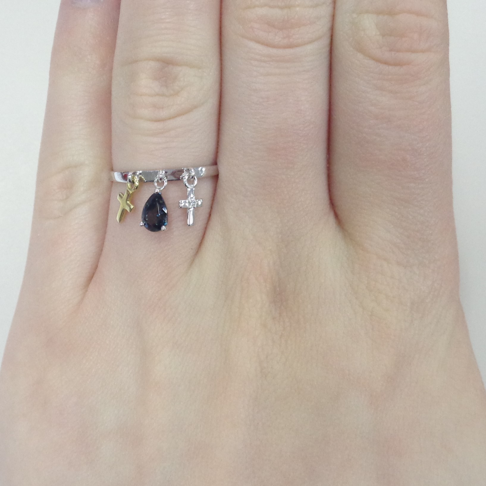 Золотое кольцо 585 пробы; белое, желтое золото; родий; вставки 1 Бр.Кр-17 0,0035 2/3А; 1 Топаз Лондо